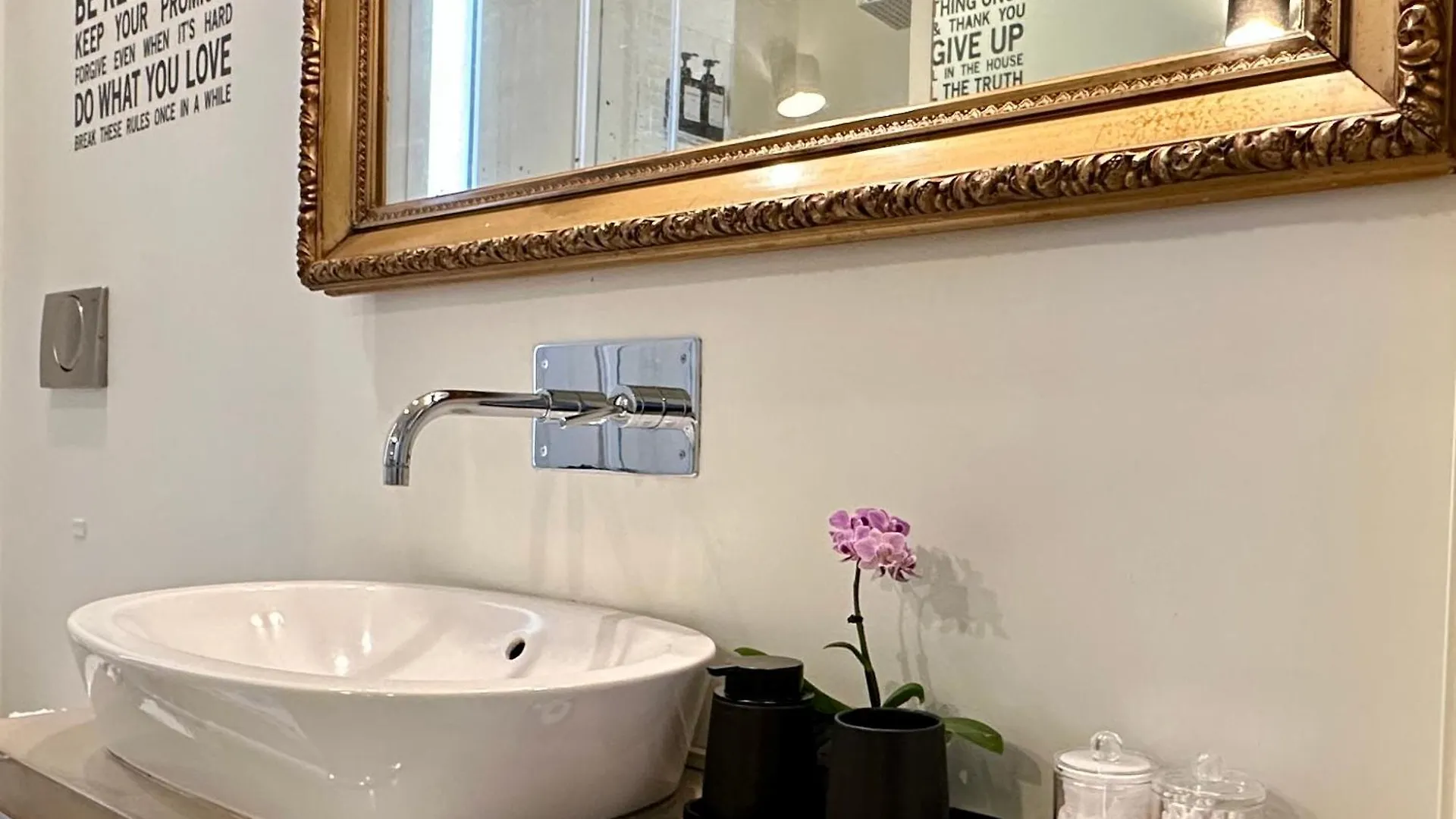 Lily Pads -Elegant Apartment- In The City Center Μιλάνο