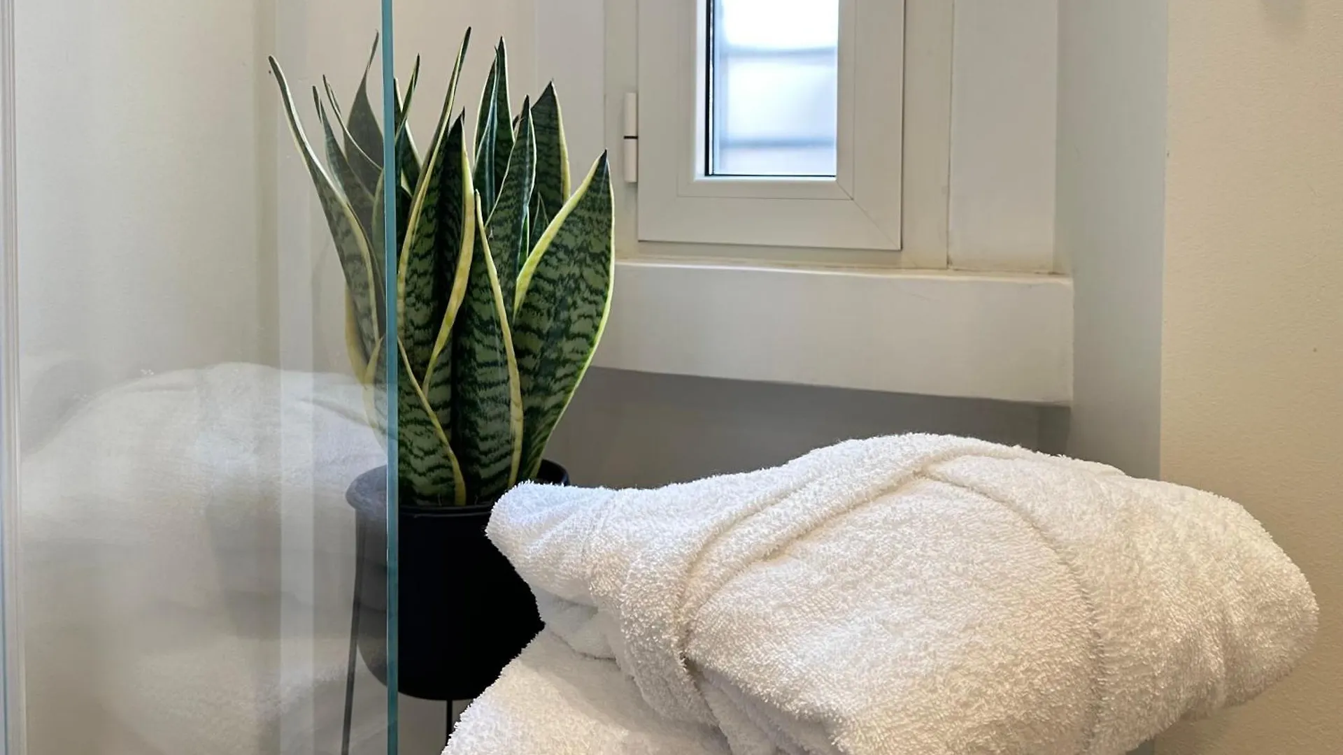 Lily Pads -Elegant Apartment- In The City Center Μιλάνο 0*,  Ιταλία